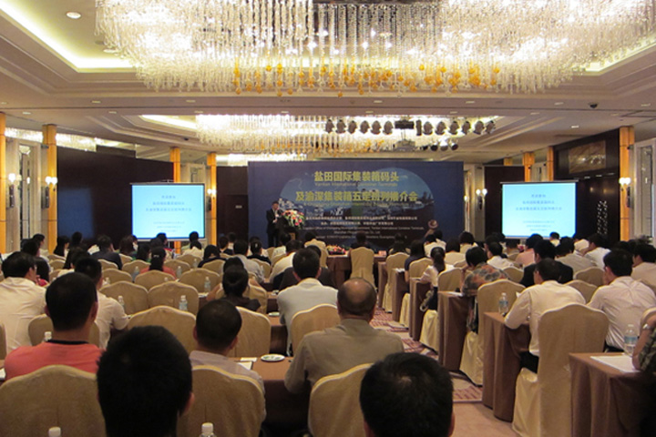 On 20 June, YICT and the Logistics Office of Chongqing Municipal Government jointly held a promotion seminar in Chongqing about YICT and the Chongqing-Shenzhen Intermodal Service. The event has got great support from government authorities of both Chongqing and Shenzhen. More than 200 attendees from the world's top 15 shipping companies, China Railway Container Transport Corp., COSCO Logistics, Sinotrans, representatives from dozens of clients and renowned forwarders were in presence. The weekly rail service starts at the Tuanjie Village in Chongqing and terminates at YICT, Shenzhen, taking 53 hours to complete the trip. The route is promoting five fixed services, being fixed stops, fixed trains, fixed timetables, fixed routes and fixed rates.