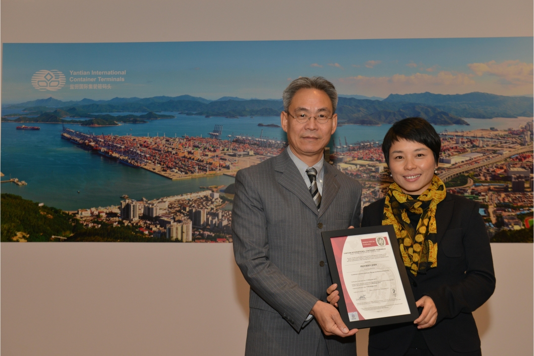 Simon Wong, Engineering Director of YICT,is presented with the certificate from Fanny Zou,Distict Manager of South China of Bureau Veritas