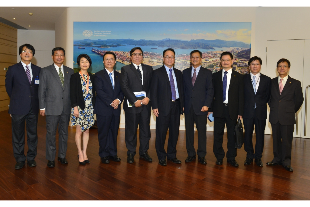 Patrick Lam(fourth from right ), Managing Director of YICT, with Anchor Chang( fifth from right ), Chairman of Evergreen Line