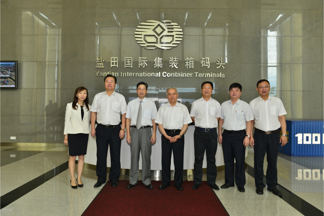 Xu Xiaoyang (third from left), Deputy Managing Director of YICT and Diana Lee (first from left), Finance and Legal Director, with Wang Qinmin (centre), Vice-Chairman of the Chinese People's Political Consultative Conference (CPPCC)
