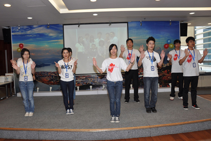 SZU students stage a sign language performance 