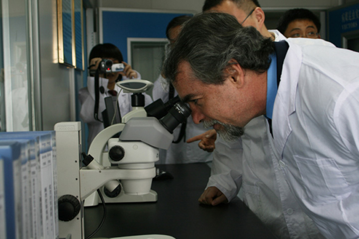 The head of the WHO delegation, Dr. Daniel Lins-Menucci at the vector control lab in Yantian CIQ.