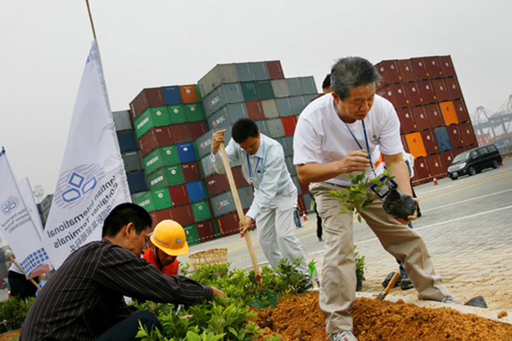 Mr. Kenneth Tse, Director and General Manager of YICT, joined in the tree-planting activity. 