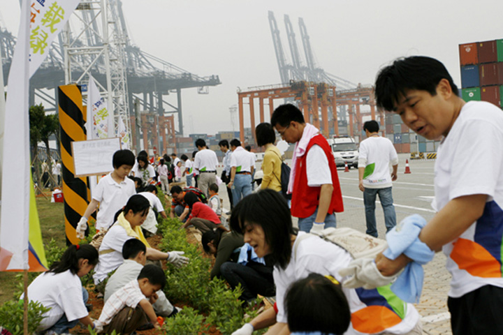 On 12 April 2008, about 300 YICT staff and their families planted tree at the terminal.