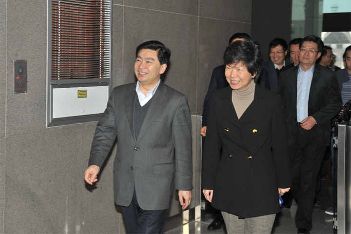 On 14 March, a delegation led by Wang Rong(first from left), Secretary of the Communist Party of China (CPC) Shenzhen Municipal Committee, paid a field study visit to YICT for the terminal facilities. Hai Chi Yuet (first from right), Managing Director of YICT, accompanied the official group.