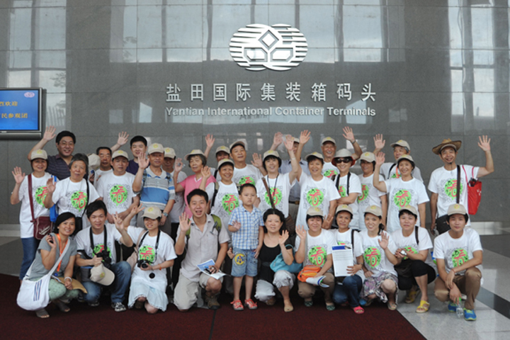 On 9 June, a delegation of more than 30 Shenzhen citizens and news reporters, organised by the Transport Committee of Shenzhen and Shenzhen Evening News, visited YICT to have a closer experience to the development of the port and its green initiatives.