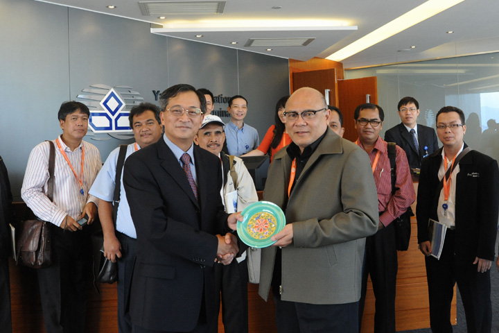 Patrick Lam (left), Managing Director of YICT, presents a souvenir to Toto Dirgantoro (right), Chairman of the Indonesia National Shippers' Council