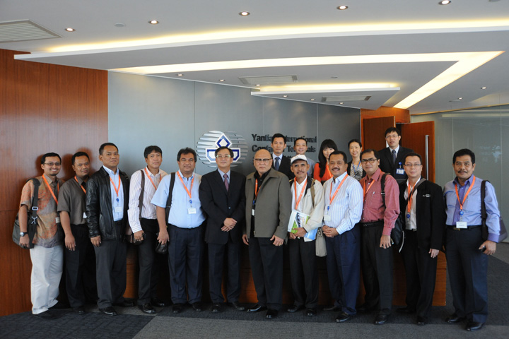 Patrick Lam (sixth from left), Managing Director of YICT, with Toto Dirgantoro (seventh from left), Chairman of the Indonesia National Shippers’ Council, and his delegation