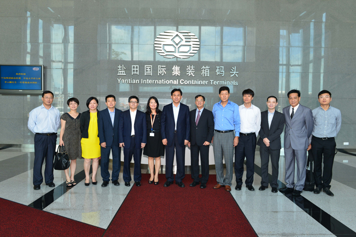 Patrick Lam (sixth from right), Managing Director of YICT, with Li Yunpeng (seventh from right), Executive Vice President of COSCO Group and Chairman of COSCO Pacific, and his delegation