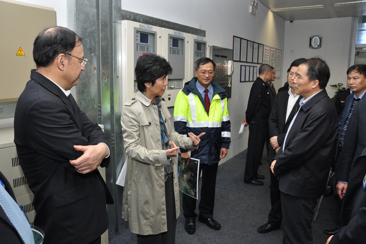 Chen Gaihu (first from right), Vice Mayor of Shenzhen. Hai Chi Yuet (second from left)