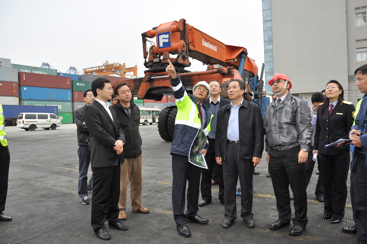 Chen Gaihu (second from right), Vice Mayor of Shenzhen, accompanied by Patrick Lam (third from left), Operations and Human Resources Director of YICT, inspects the terminal's operational safety.