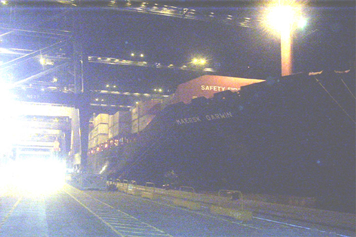 "Maersk Darwin" on 25 July 2004