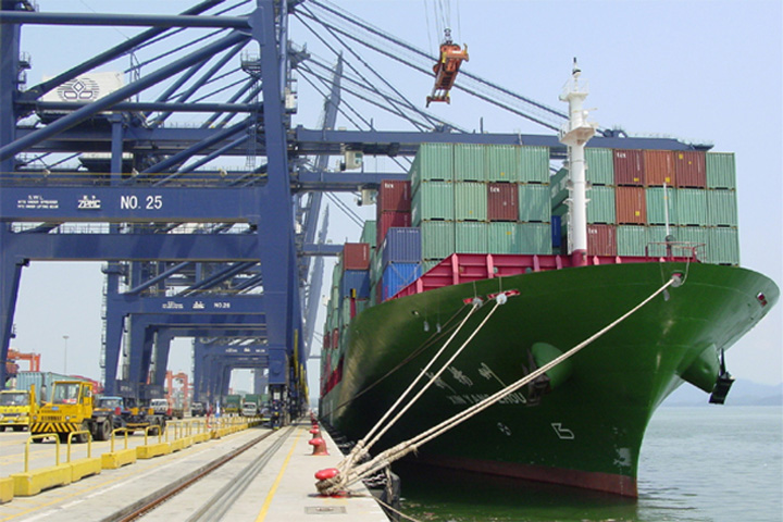 China Shipping's "Xin Yang Zhou" on 25 July 2005