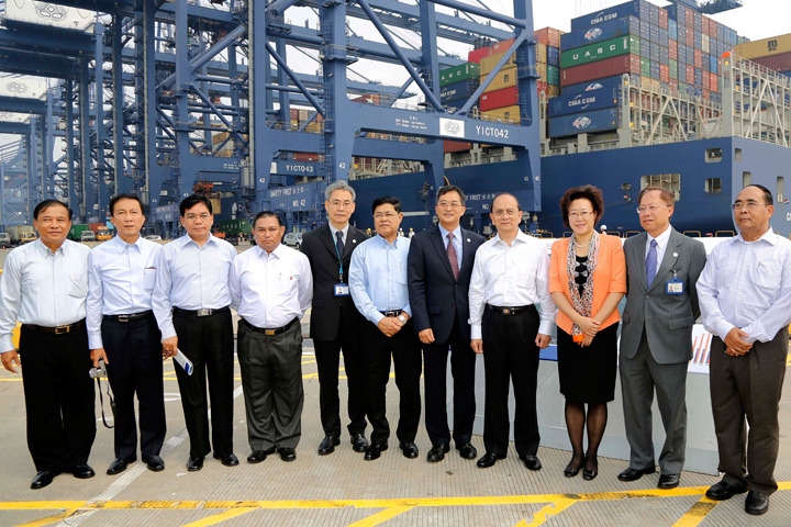 Patrick Lam (fifth from right), Managing Director of YICT, with U Thein Sein (fourth from right), President of the Republic of the Union of Myanmar, and Wu Yihuan (third from right), Vice Mayor of Shenzhen Municipality