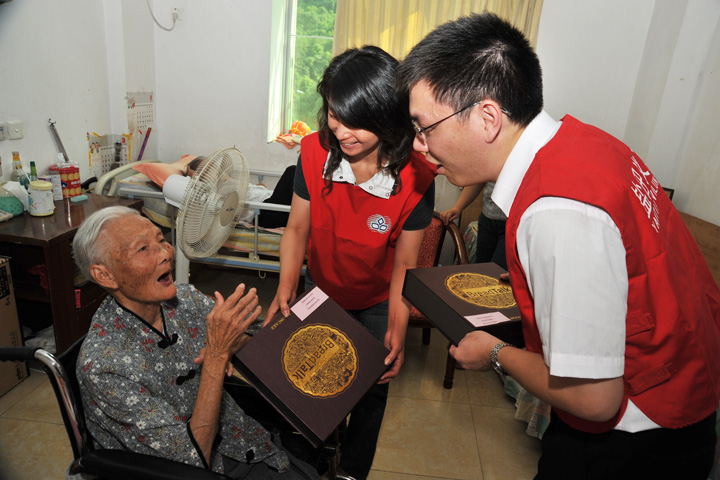 On 25 September 2009, YICT volunteers visited the Yantian District Welfare Centre and celebrated the Mid-Autumn Festival with the centre’s elderly residents.