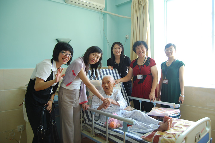On 16 September 2010, some YICT staff visited two elderly homes in Yantian District, bringing with them some sugar-free moon cakes and fruits to celebrate the Mid-Autumn Festival with the homes' residents.