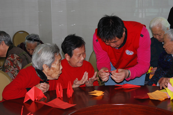 On 25 November 2010, some 15 YICT volunteers visited the Yantian District Welfare Centre. The volunteers taught the centre's residents how to make origami cranes and other paper artwork in a happy and relaxed atmosphere.