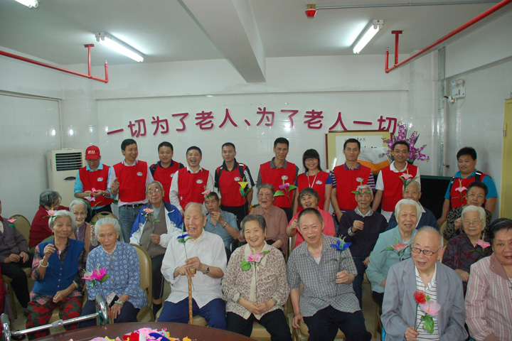 On 25 May 2011, YICT volunteers visited the residents of the Yantian District Welfare Centre. Learning how to make artificial flowers, the residents enjoyed a happy time with the volunteers. The YICT Volunteer Group, founded on 31 October 2007, has now a total of 204 registered members who provide long-term services within Yantian District's communities.