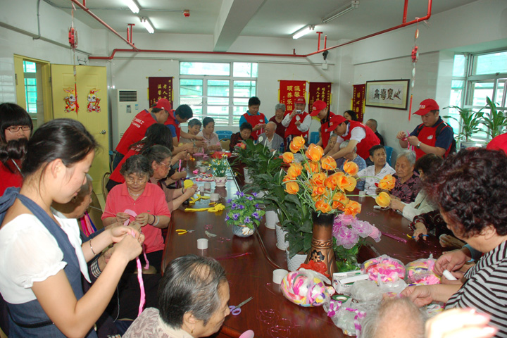 On 25 May 2011, YICT volunteers visited the residents of the Yantian District Welfare Centre. Learning how to make artificial flowers, the residents enjoyed a happy time with the volunteers. The YICT Volunteer Group, founded on 31 October 2007, has now a total of 204 registered members who provide long-term services within Yantian District's communities.