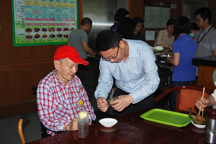 On 2 June 2011, some members of YICT staff and the YICT Volunteer Group visited the residents of two welfare centres in Yantian District, sending Zong Zi and greetings for the coming Dragon Boat Festival.