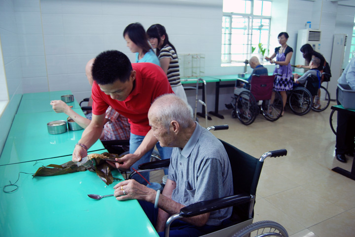 On 2 June 2011, some members of YICT staff and the YICT Volunteer Group visited the residents of two welfare centres in Yantian District, sending Zong Zi and greetings for the coming Dragon Boat Festival.