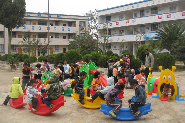 On 21 September 2009, YICT launched a five-day donation drive among its staff to collect books, toys and stationery. All the items collected were later given to the children of Dahaicun Hope Primary School in Yunnan Province.