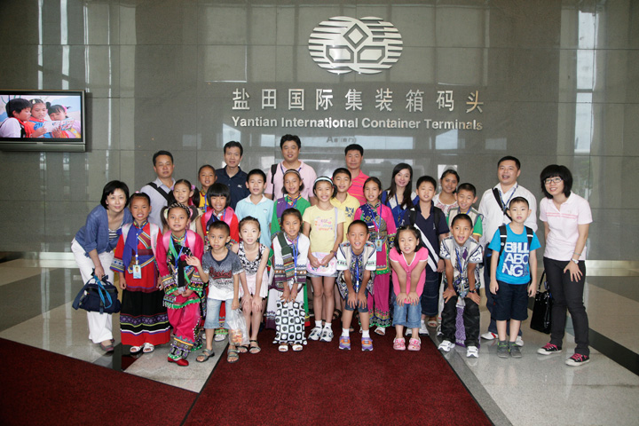 2011年7月11日至18日，盐田国际特邀云南大海子希望小学的师生代表到深圳参观。今年的夏令营，希望小学的孩子们还受邀住到员工家里，与员工子女共度周末。这一活动让两地的孩子了解了不同文化，并结下深厚的友谊。