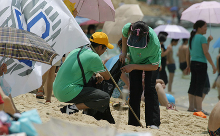 On 3 June 2007, some 200 staff volunteers took part in the Dameisha Beach clean-up drive organised by the Shenzhen government.