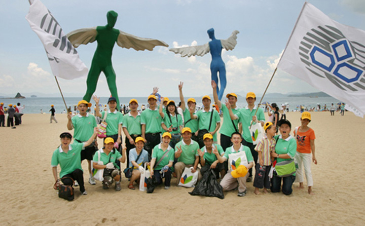 On 3 June 2007, some 200 staff volunteers took part in the Dameisha Beach clean-up drive organised by the Shenzhen government.