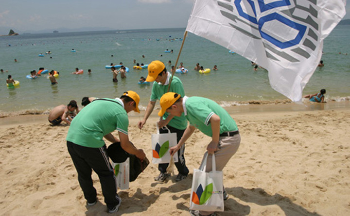 On 3 June 2007, some 200 staff volunteers took part in the Dameisha Beach clean-up drive organised by the Shenzhen government.