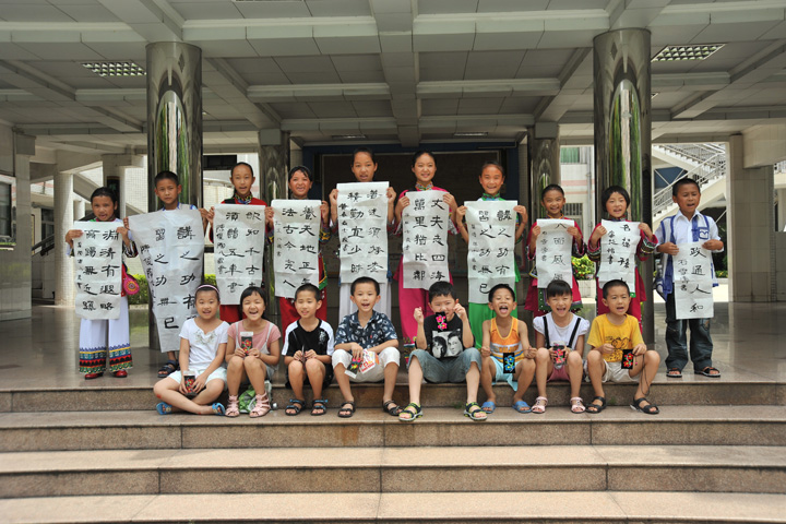 2010年7月12至17日，盐田国际特邀云南大海子希望小学优秀师生代表到深圳参观。在短短的五日间，希望小学师生参观了盐田国际、深圳大学，游玩了海洋世界、少年宫、博物馆等景点，还体验了3D电影、机动游戏等，实现了他们的多个“第一次”。
