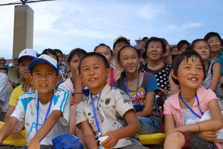 2010年7月12至17日，盐田国际特邀云南大海子希望小学优秀师生代表到深圳参观。在短短的五日间，希望小学师生参观了盐田国际、深圳大学，游玩了海洋世界、少年宫、博物馆等景点，还体验了3D电影、机动游戏等，实现了他们的多个“第一次”。