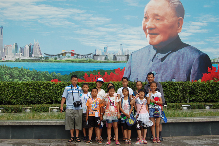 2010年7月12至17日，盐田国际特邀云南大海子希望小学优秀师生代表到深圳参观。在短短的五日间，希望小学师生参观了盐田国际、深圳大学，游玩了海洋世界、少年宫、博物馆等景点，还体验了3D电影、机动游戏等，实现了他们的多个“第一次”。
