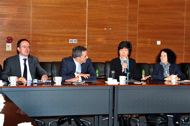 On 15 March, a delegation led by Thierry Mariani, French Minister of State for Transport, paid a visit to YICT. Hai Chi Yuet (second from right), Managing Director of YICT, introduces the port development to the delegation