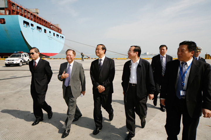 On 11th November, Sun Zhihui, Director General of State Oceanic Administration of China visited YICT together with his delegation, accompanied by Yuan Baocheng, Vice-Mayor of Shenzhen. Jiang Yansheng, Assistant Managing Director of YICT, and Wai Yu Bong, Port Development Director of YICT, led the terminal tour.