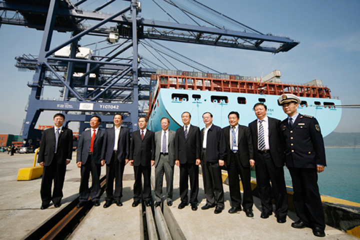 Jiang Yansheng (third from right), Assistant Managing Director of YICT, Yuan Baocheng (fourth from right), Vice-Mayor of Shenzhen, Sun Zhihui (fifth from right), Director General of State Oceanic Administration of China, He Yongzhi (second from left), Director General of Shenzhen Oceanic Administration, and Wai Yu Bong (fifth from left), Port Development Director of YICT.