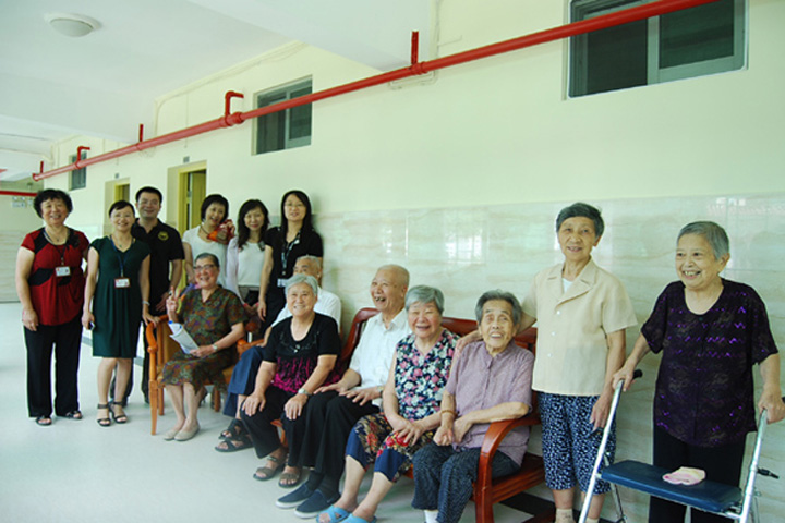 Some representatives of YICT staff visit two elderly homes in Yantian District to celebrate the Mid-Autumn Festival with them.