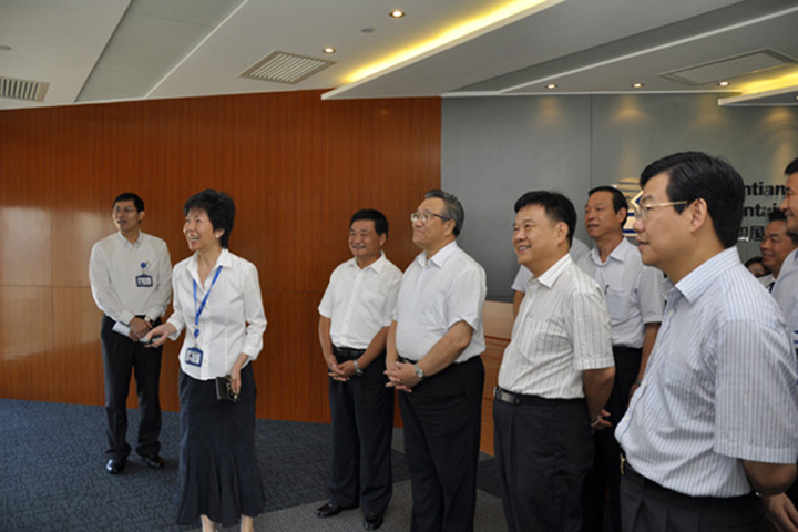 Li Shenglin (first row third from right), Minister of Transport of China, accompanied by Lu Ruifeng (first row second from right), Executive Vice Mayor of Shenzhen, visited YICT on 7 September. Hai Chi Yuet (second from left), Managing Director of YICT, led the visit.