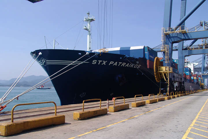 On 25 May, YICT welcome the first call of the Far East Middle East Express (FMX) Service which is jointly operated by Hanjin, Sinokor and STX Pan Ocean. With STX Patraikos making the inaugural voyage, the FMX loop follows a port rotation of Qingdao, Kwangyang, Busan, Shanghai, Ningbo, Kaohsiung, Yantian, Singapore, Bandar Abbas, Jebel Ali, Khor Fakkan, Karachi and Port Klang.