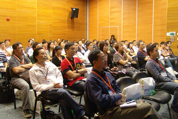 On 14 May, an intermodal service for imports seminar, organised by the Hong Kong Shippers’ Council, was held at YICT with 52 representatives from transportation companies and cargo owners. The attendees were brought up to date on YICT’s import business and intermodal services status. A Q&A session was also held to answer questions raised by the customers.