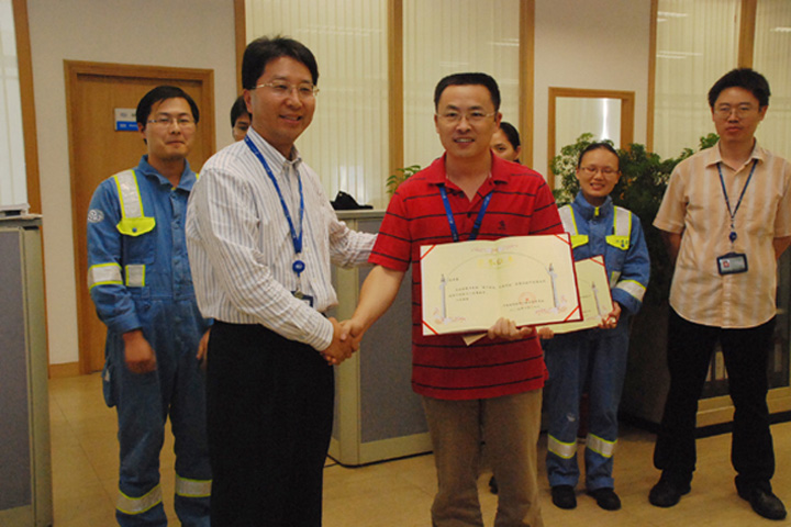 In a competition of significant contribution to production, profits and cost saving among container ports in China, the Engineering Electronics Maintenance Workshop of YICT's Engineering Department was designated as "Excellent Team" while Shen Siting, a member from this team, was granted the title of "Advanced Individual".