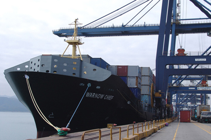 The "Warnow Chief" deployed by Maersk to the IA7SB Service calls at YICT on 5 November 2009. The IA7SB loop follows a port rotation of Hong Kong, Yantian, Tanjung Pelepas, Singapore, Port Klang, Penang, Tanjung Pelepas, Singapore, Kaohsiung, Keelung and Xiamen.