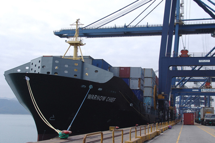 The "Warnow Chief" deployed by Maersk to the IA7SB Service calls at YICT on 5 November 2009. The IA7SB loop follows a port rotation of Hong Kong, Yantian, Tanjung Pelepas, Singapore, Port Klang, Penang, Tanjung Pelepas, Singapore, Kaohsiung, Keelung and Xiamen.