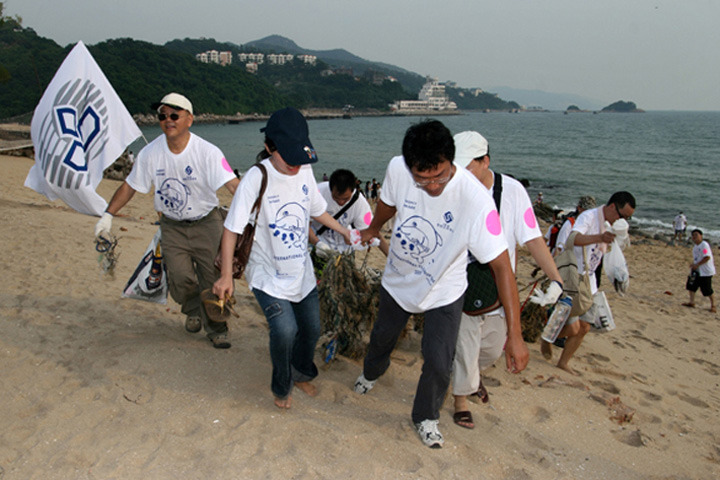 On 19 September 2009, 50 YICT staff members took part in the events organised by Shenzhen Blue Ocean Conservation Association for "International Clean-Up Day 2009" at Jinshawan, Nanao Town of Shenzhen. The events included a vow to protect environment, beach cleaning-up and activities to promote environmental awareness among participants.