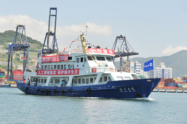 On 17 July, Yantian Port Group (YPG) released more than 20 million fish and prawn fingerlings into Dameisha and Xiaomeisha in eastern Shenzhen. The species released included prawns, red sea breams and black porgies. The event, held by YPG and co-organised by YICT and Yantian Port Holdings, was a major step to preserve the fish species and the aquatic environment.