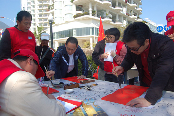 On 10 January 2009, volunteers from YICT send couplets written by themselves to the local community as blessings for the coming Spring Festival.
