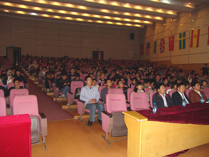 On 5 Nov. 2008, YICT summer interns from Dalian Maritime University (DMU) present their practice reports at DMU. Nine students from the university share what they learned during the summer internship with their schoolmates and representatives from YICT.