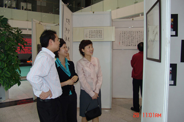 In the end of May 2008, the Local Taxation Bureau of Yantian District held an exhibition of fine arts featuring the relation between taxation and livelihood. The exhibits include works of calligraphy, painting, paper-cut, photos and seal-cutting by participants from YICT.