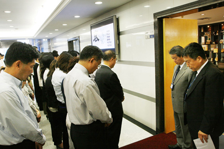 Mourning for the Earthquake Victims. Let us remember: 14:28, 12 May 2008.
