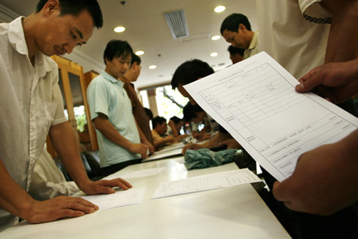 On 20 May 2008, YICT grants subsidies to employees and staff of the terminal's sub-contractors, who are from the quake-affected areas.